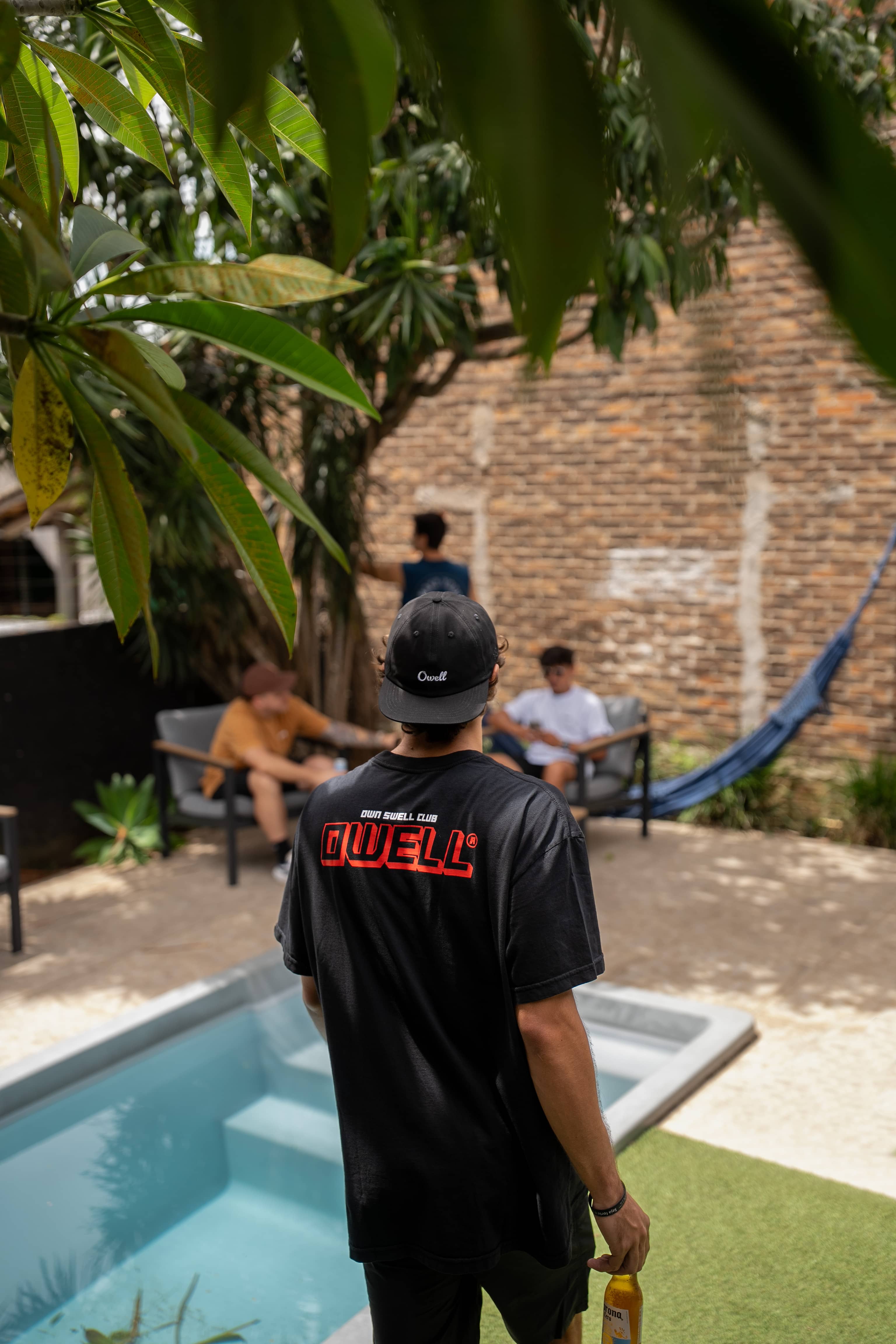 Quintal da Owell's House, com piscina e rede